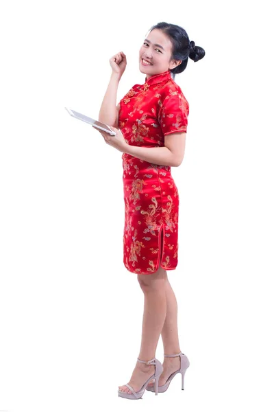 Портрет красивой молодой азиатской женщины носить китайское платье традиционные чонгсам или qipao с использованием современных цифровых планшетных и счастливой улыбкой. шокированное выражение лица удивлено, цифровые онлайн, технологии — стоковое фото