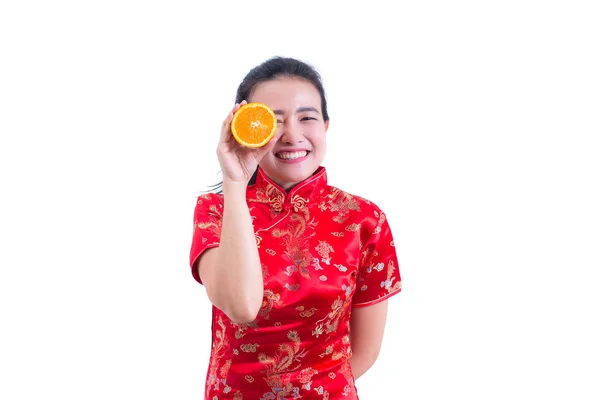 美丽的亚洲年轻女子的肖像穿中国传统旗袍或旗袍。在她的眼睛前拿着橙色的切片微笑。健康饮食的概念。健康食品概念. — 图库照片