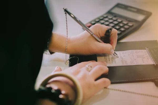 Signature du consommateur sur un reçu de transaction de vente avec la machine de carte de crédit . — Photo