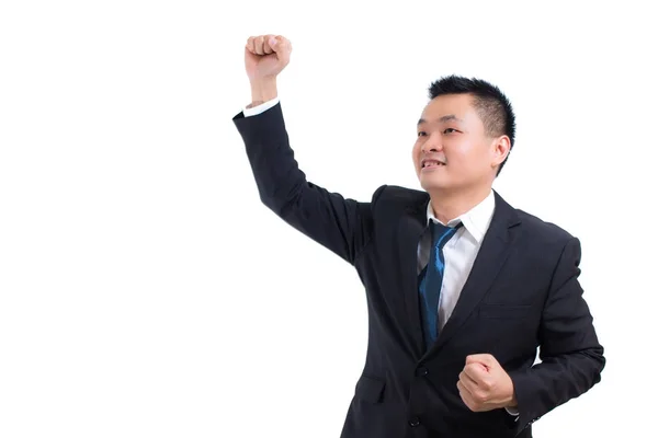 Молодой азиатский бизнесмен празднует успех. Бизнесмен счастлив и улыбается с поднятыми руками, стоя изолированно на белом фоне. Использование в качестве концепции успеха бизнеса, концепции позитивного мышления — стоковое фото