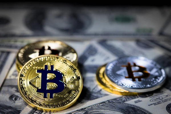 Купу укладання Золотий bitcoin на сто долар банкноти. одного монета перед камерою в зосередженою із заливкою на значок літера B на обличчі bitcoin, бізнес та торгівлі концепції. — стокове фото
