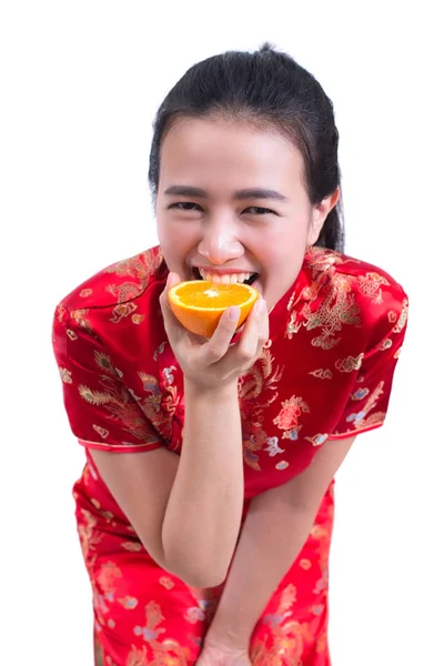 Retrato de bela jovem asiático mulher desgaste chinês vestido tradicional cheongsam ou qipao. Comer laranja, isolado no fundo branco, saudável, Festas de Ano Novo Chinês, Celebração de Ano Novo — Fotografia de Stock