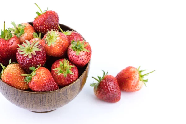 Nahaufnahme frischer Erdbeeren Früchte in einer hölzernen Schüssel isoliert auf weißem Hintergrund. Obst und gesundes Konzept. — Stockfoto