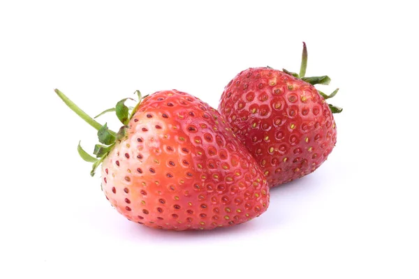 Nahaufnahme perfekt retuschierten frischen Erdbeeren Früchte auf weißem Hintergrund. eine der besten isolierten Erdbeeren, die Sie je gesehen haben. Selektiver Fokus — Stockfoto