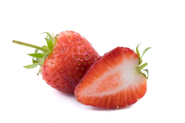 Perfekt retuschierte frische Erdbeerfrüchte mit halb geschnittenen, isolierten Scheiben auf weißem Hintergrund. eine der besten isolierten Erdbeeren, die Sie je gesehen haben. Selektiver Fokus — Stockfoto