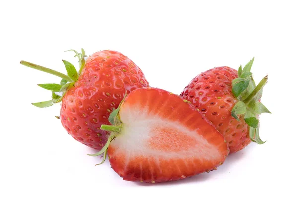 Perfekt retuschierte frische Erdbeerfrüchte mit halb geschnittenen, isolierten Scheiben auf weißem Hintergrund. eine der besten isolierten Erdbeeren, die Sie je gesehen haben. Selektiver Fokus — Stockfoto