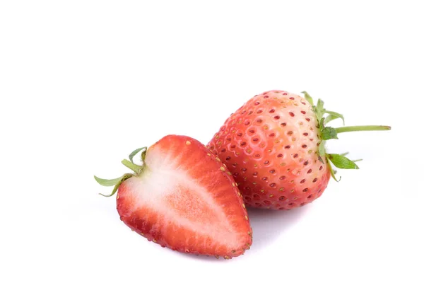 Perfekt retuschierte frische Erdbeerfrüchte mit halb geschnittenen, isolierten Scheiben auf weißem Hintergrund. eine der besten isolierten Erdbeeren, die Sie je gesehen haben. Selektiver Fokus — Stockfoto