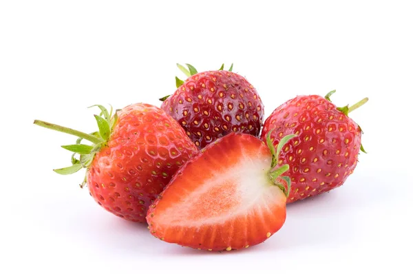 Perfekt retuschierte frische Erdbeerfrüchte mit halb geschnittenen, isolierten Scheiben auf weißem Hintergrund. eine der besten isolierten Erdbeeren, die Sie je gesehen haben. Selektiver Fokus — Stockfoto