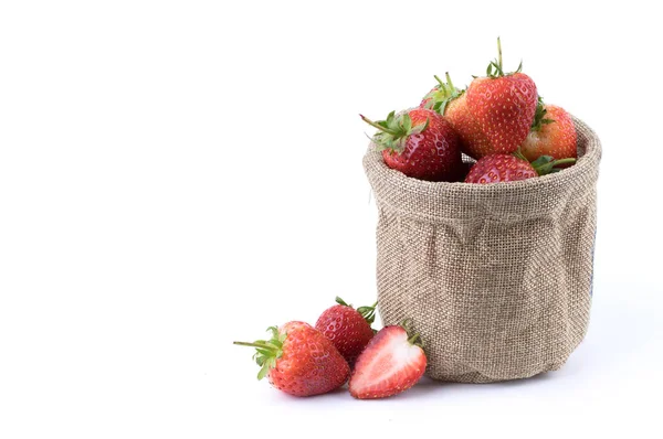 Nahaufnahme von frischen Erdbeeren Früchten mit der Hälfte in Scheiben geschnitten Klette Sack isoliert auf weißem Hintergrund. Obst und gesundes Konzept. Selektiver Fokus — Stockfoto