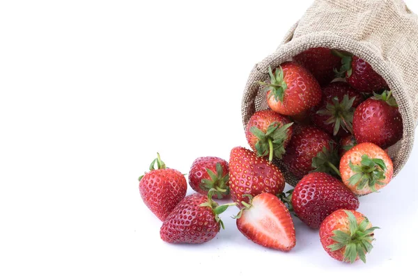 Nahaufnahme von frischen Erdbeeren Früchten mit der Hälfte in Scheiben geschnitten Klette Sack isoliert auf weißem Hintergrund. Obst und gesundes Konzept. Selektiver Fokus — Stockfoto