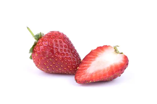 Perfekt retuschierte frische Erdbeerfrüchte mit halb geschnittenen, isolierten Scheiben auf weißem Hintergrund. eine der besten isolierten Erdbeeren, die Sie je gesehen haben. Selektiver Fokus — Stockfoto