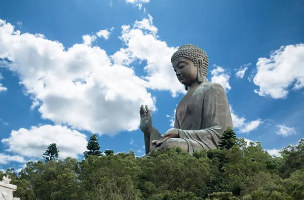 Tian Tan Buddha, a nagy buddha - a világ legmagasabb szabadtéri ülő bronz Buddha található Nong ping Hong Kong. — Stock Fotó