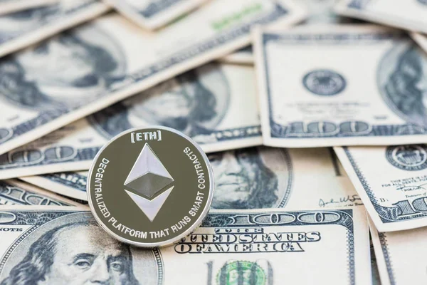 Yüz dolarlık banknotlar üzerinde gümüş Ethereum. Araştırma kavramı, elektronik para Satım kavramı, kavramsal görüntü Ethereum madencilik ve ticaret, ödeme, vade, dijital para için kabul etme bitcoin