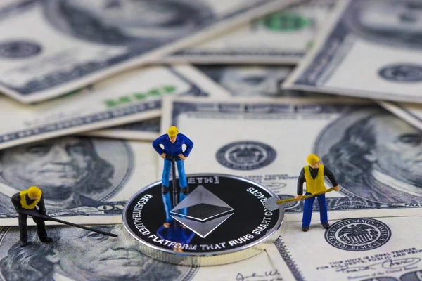 Minyatür insanlar çalışan gümüş ethereum sikke üzerinde yüz dolarlık banknot kazma. Sanal cryptocurrency madencilik, elektronik para Satım, madencilik ve ticaret, finans, ödeme, dijital para kavramı.