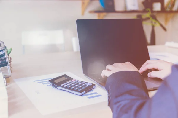 Close-up van moderne zakenman schrijven op grafiek papier in zakelijke documenten van de financiële diagram grafiek op houten tafel en het gebruik van de laptop. Zakelijk succes, verslag, groei, marketingplan, investeringen — Stockfoto