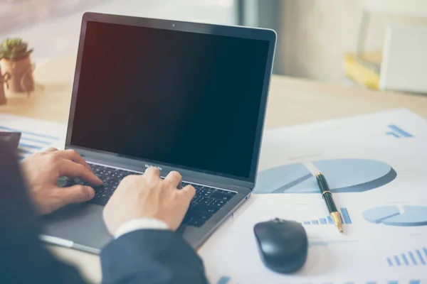 Close-up van moderne zakenman schrijven op grafiek papier in zakelijke documenten van de financiële diagram grafiek op houten tafel en het gebruik van de laptop. Zakelijk succes, verslag, groei, marketingplan, investeringen. — Stockfoto