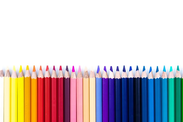 Cierre hasta lápices de colores sin costura fila aislada sobre fondo blanco. Lápices coloridos con espacio de copia para su texto . — Foto de Stock