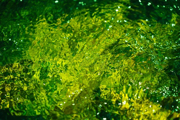 Fondo de agua abstracto borroso verde otoñal. Formado a partir de reflejos soleados de árboles forestales y movimiento en un río. Con espacio de copia para su texto, Fondo de pantalla, Fondo de pantalla, Caída de agua, Naturaleza . — Foto de Stock
