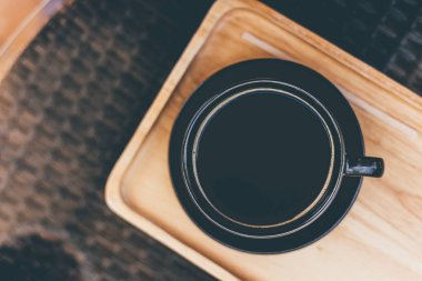 Üst kattaki kahve bardağının sinematik tonu eski mutfak masasının üzerinde metnin için fotokopi alanı var..