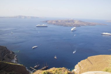 Yolcu gemisi Santorini adalar çevresinde. Fira. Eski liman göster.