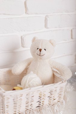 Oyuncak ayıcık sepeti ahşap masa üzerinde. Retro filtre uygulanmış görüntü