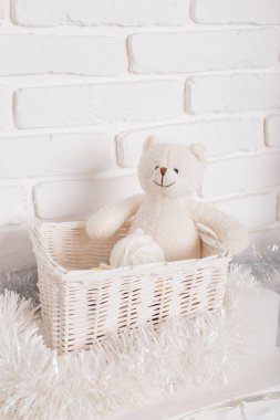 Oyuncak ayıcık sepeti ahşap masa üzerinde. Retro filtre uygulanmış görüntü