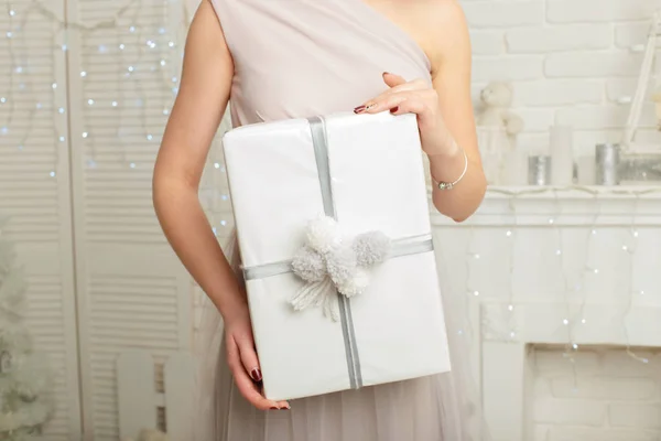 Jeunes mains féminines tenant cadeau, boîte de don de femme, Noël et concept de nouvelle année — Photo