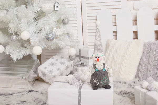 Noel ve yeni yıl 2017 kavramı hediye kutusu yumuşak oyuncak kardan adam, ağaçlar
