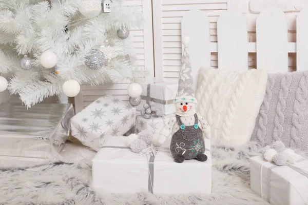 Noel ve yeni yıl 2017 kavramı hediye kutusu yumuşak oyuncak kardan adam, ağaçlar