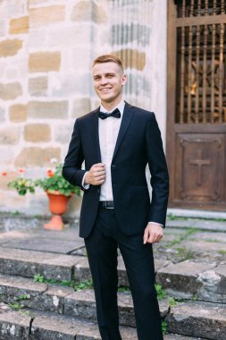 Siyah bir takım elbise genç adam portresi