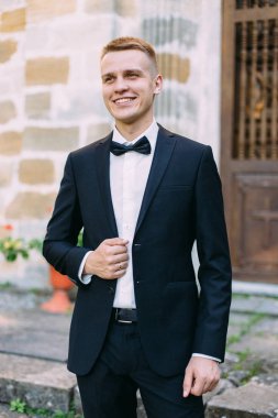 Siyah bir takım elbise genç adam portresi