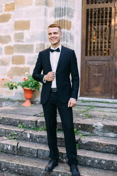 Siyah bir takım elbise genç adam portresi