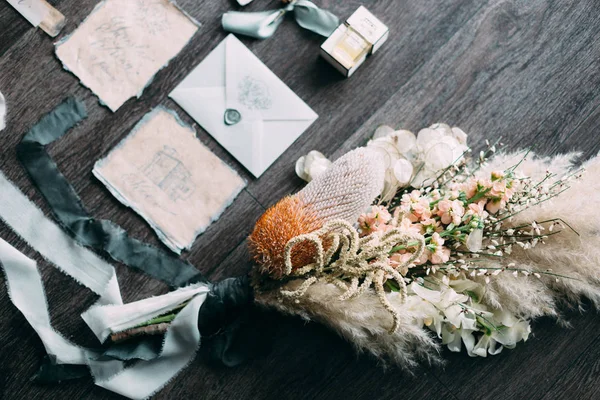 Rustikální krásné svatební kytice — Stock fotografie