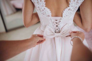 nedime elbise gelin yardımcı oluyor