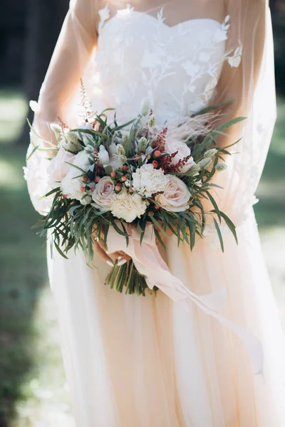 Hermoso ramo de bodas con flores rojas, rosadas y blancas, rosas y eucaliptos, peonías, lirios de calas —  Fotos de Stock