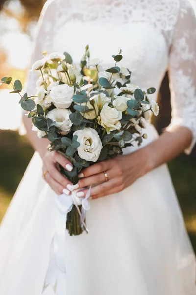 Lindo buquê de casamento com flores vermelhas, rosa e brancas, rosas e eucalipto, peônias, lírios calla — Fotografia de Stock