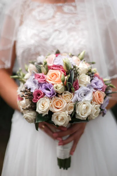 Vacker bröllopsbukett med röda, rosa och vita blommor, rosor och eukalyptus, pioner, kalla liljor — Stockfoto