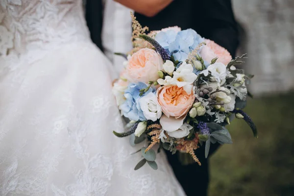 Vacker bröllopsbukett med röda, rosa och vita blommor, rosor och eukalyptus, pioner, kalla liljor — Stockfoto
