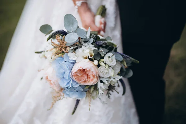 Wunderschöner Hochzeitsstrauß mit roten, rosa und weißen Blumen, Rosen und Eukalyptus, Pfingstrosen, Calla-Lilien — Stockfoto