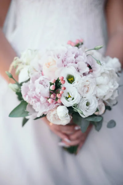 Lindo buquê de casamento com flores vermelhas, rosa e brancas, rosas e eucalipto, peônias, lírios calla — Fotografia de Stock