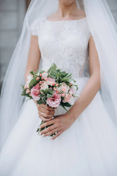 Hermoso ramo de bodas con flores rojas, rosadas y blancas, rosas y eucaliptos, peonías, lirios de calas — Foto de Stock
