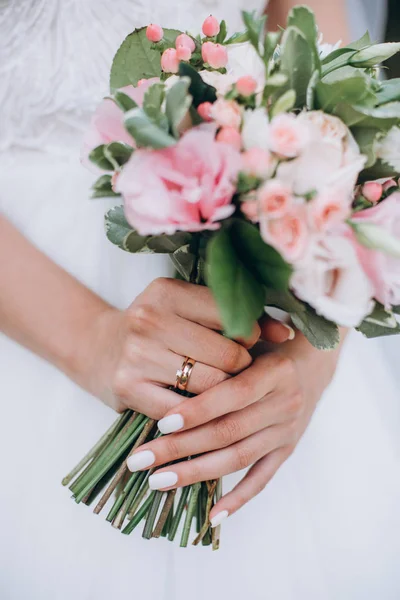 赤、ピンク、白の花、バラとユーカリ、牡丹、カラユリと美しい結婚式の花束 — ストック写真