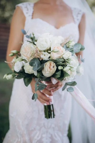 Vacker bröllopsbukett med röda, rosa och vita blommor, rosor och eukalyptus, pioner, kalla liljor — Stockfoto