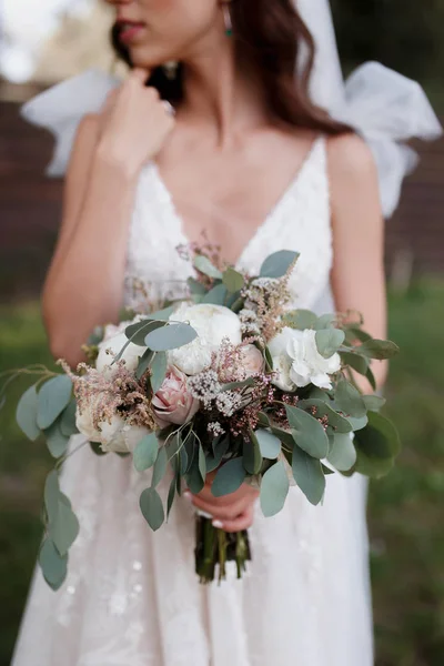 Hermoso ramo de bodas con flores rojas, rosadas y blancas, rosas y eucaliptos, peonías, lirios de calas — Foto de Stock