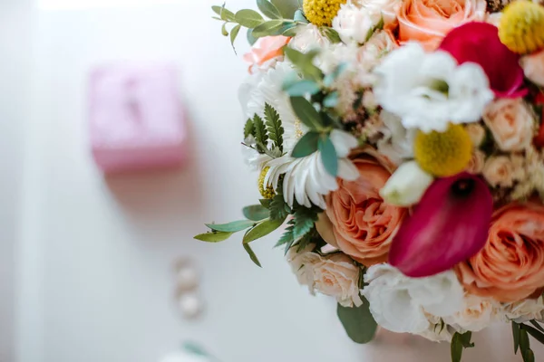 Όμορφο γαμήλιο μπουκέτο με κόκκινα, ροζ και λευκά λουλούδια, τριαντάφυλλα και ευκάλυπτο, παιώνιες, κρίνα calla — Φωτογραφία Αρχείου