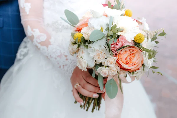 Beautiful wedding bouquet with red, pink and white flowers, roses and eucalyptus, peonies, calla lilies — Stock Photo, Image