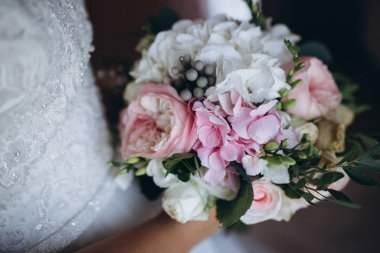 Kırmızı, pembe ve beyaz çiçekli güzel düğün buketi, güller ve okaliptüsler, şakayıklar, zambaklar