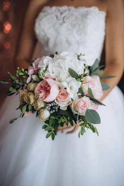 Vacker bröllopsbukett med röda, rosa och vita blommor, rosor och eukalyptus, pioner, kalla liljor — Stockfoto