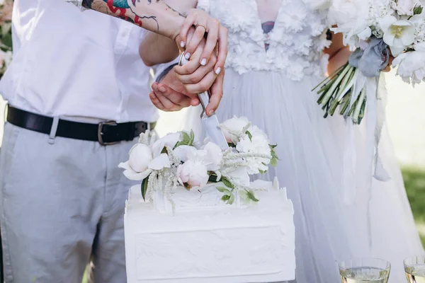 En brud och en brudgum skär upp sin vackra bröllopstårta. Nicel ljus. bröllopskoncept — Stockfoto