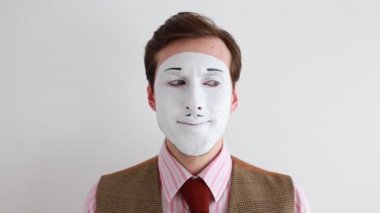 Yüz jimnastiği. pandomim göz egzersizleri yapar..